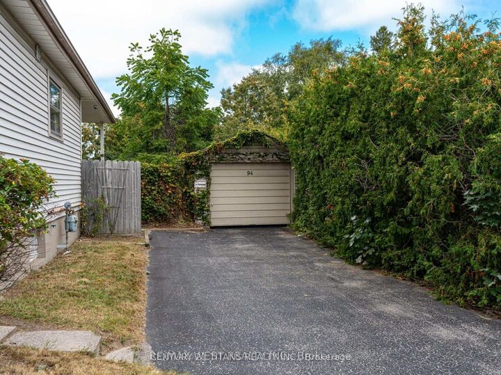 Photo de la propriété:  94 Taunton Road W  ON L1G 3T2 