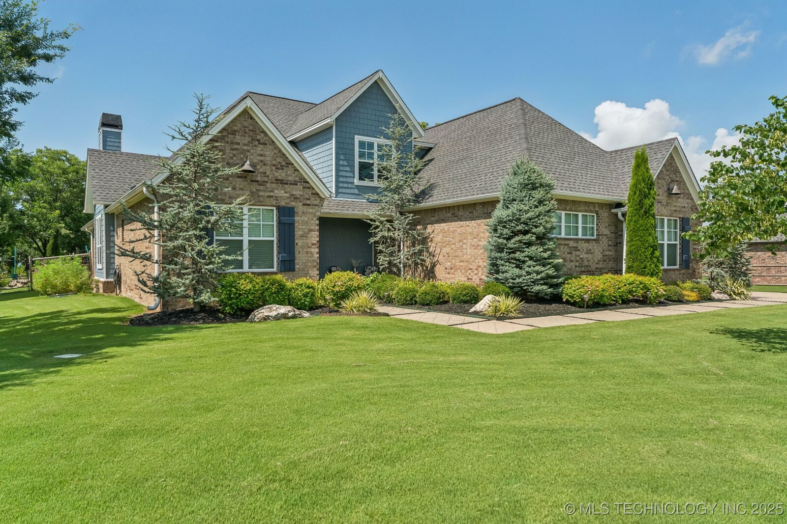 Property Photo: 19108 E Twin Creeks Drive OK 74055