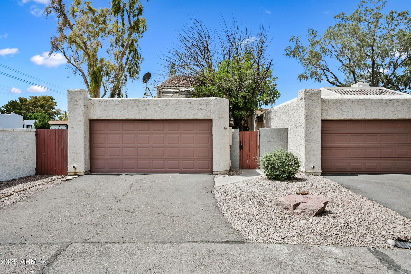 Property Photo: 1916 S River Drive AZ 85281