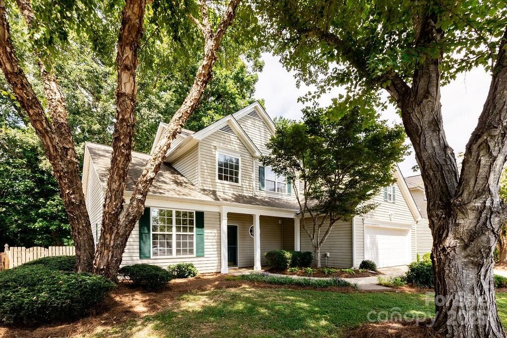 Property Photo: 221 Glenmoor Court NC 28027