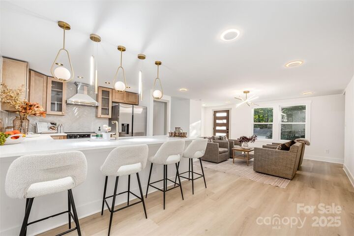 Property Photo: 6811 Rollingridge Drive NC 28211