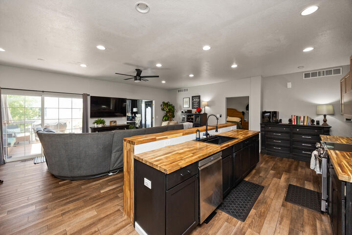 Property Photo: 3606 NE Cottonwood Lane IA 50021