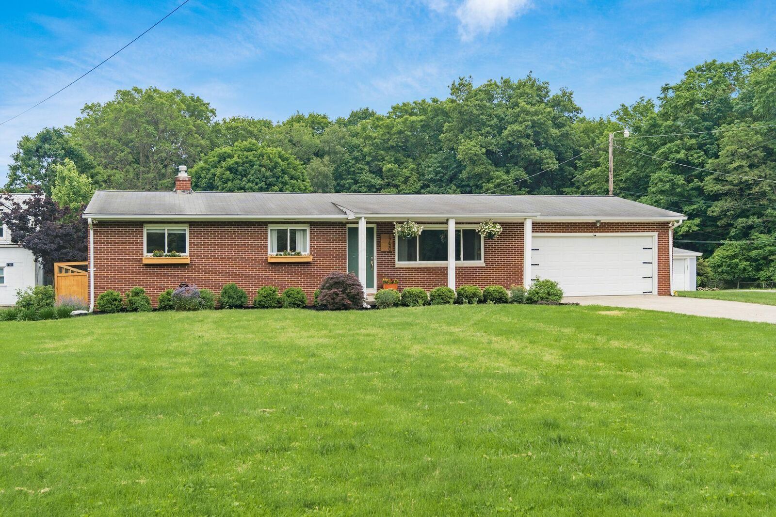 Property Photo: 1750 N Hague Avenue OH 43204