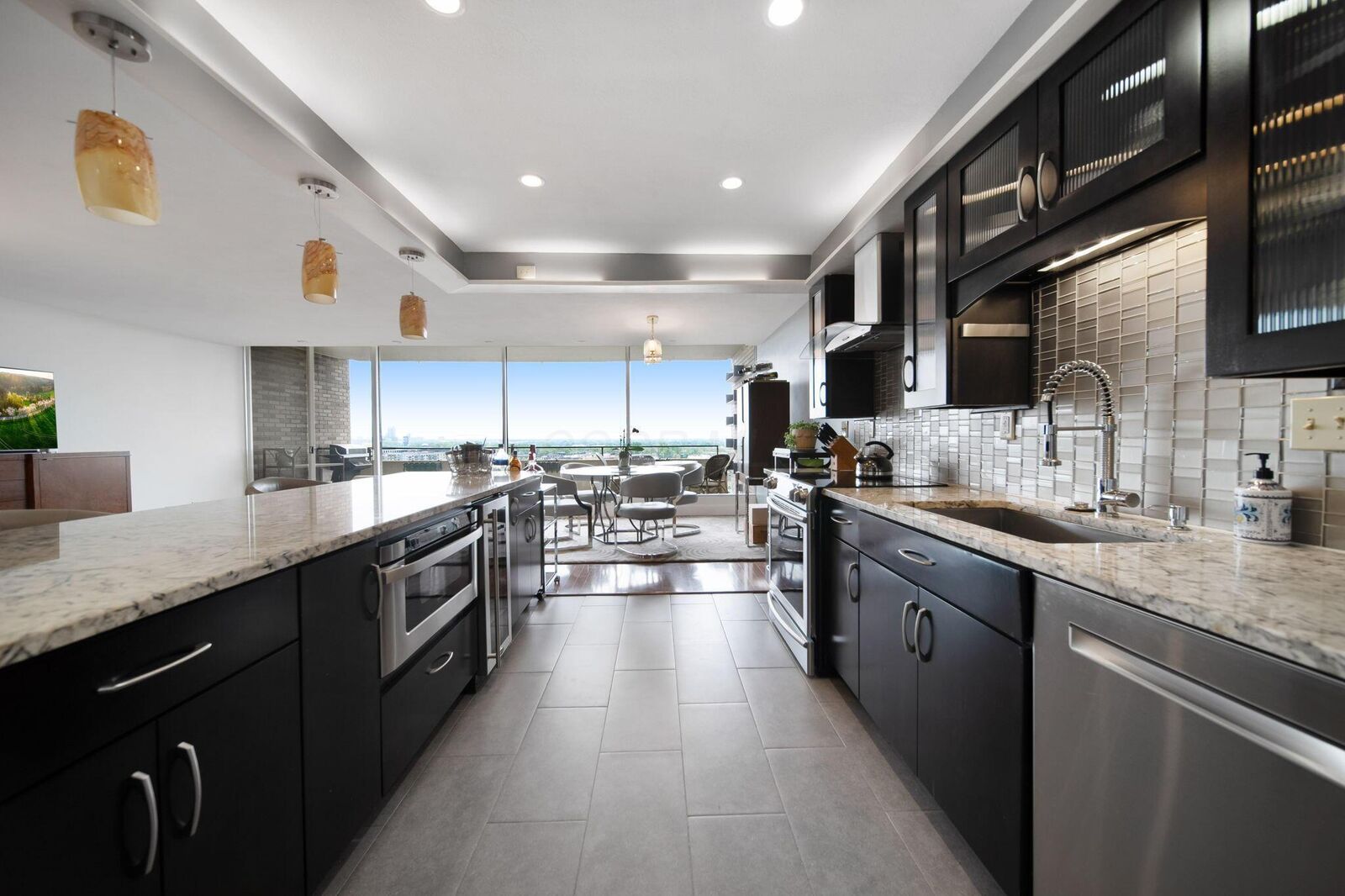 Property Photo:  1000 Urlin Avenue  OH 43212