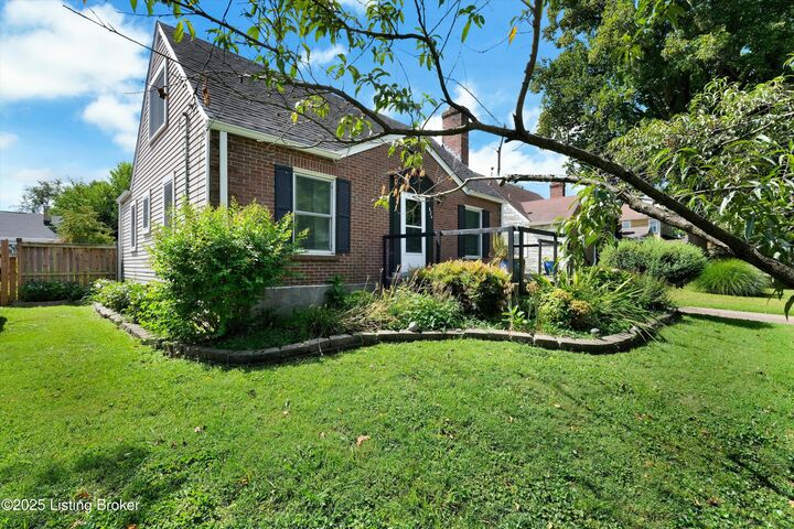 Property Photo:  824 Perennial Dr  KY 40217 