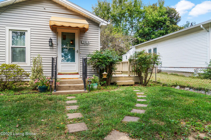 Property Photo:  2913 Lindsay Ave  KY 40206 