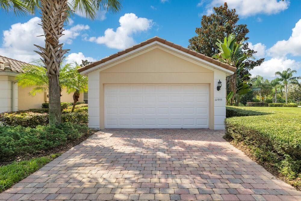Property Photo: 11995 Fiore Drive FL 32827