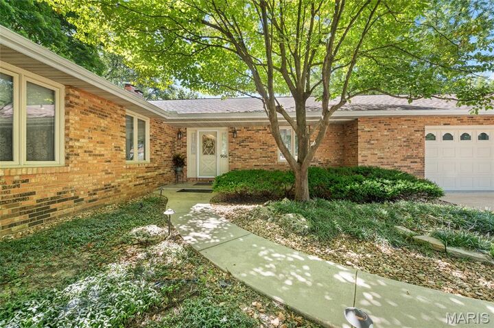 Property Photo: 906 Glen Crossing Road IL 62034