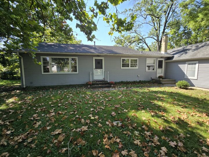 Property Photo: 901 E Krage Drive IL 60101