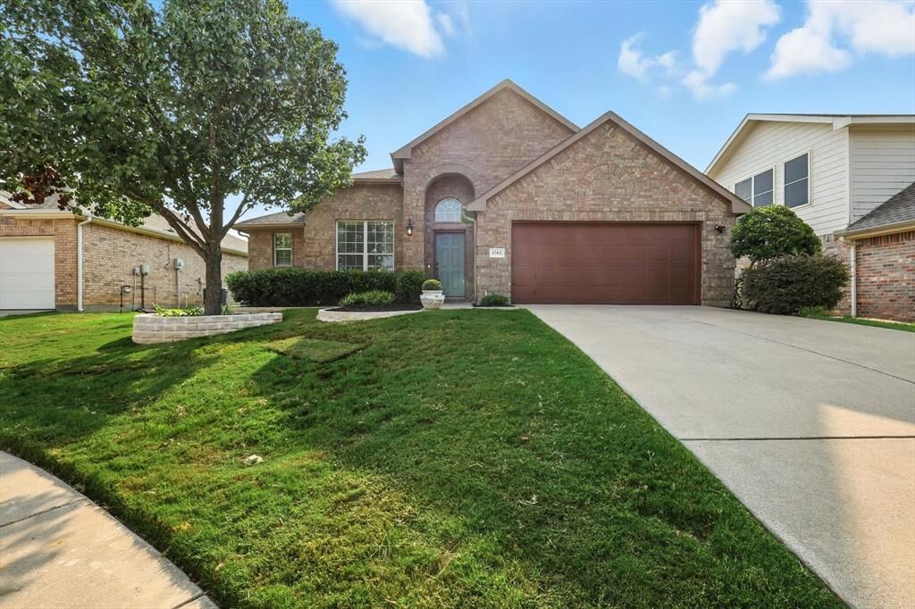 Property Photo:  1702 Osprey Court  TX 76210 