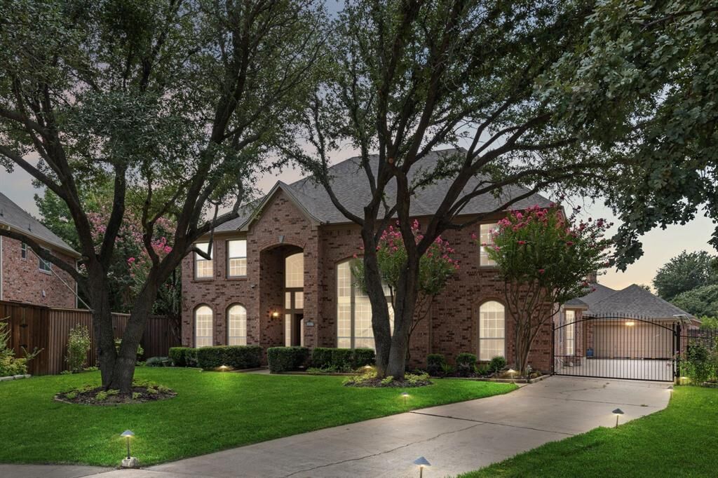Property Photo: 1807 Mesquite Court TX 76092