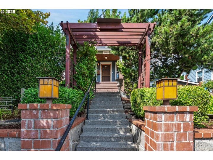 Property Photo: 3949 NE 10th Ave OR 97212