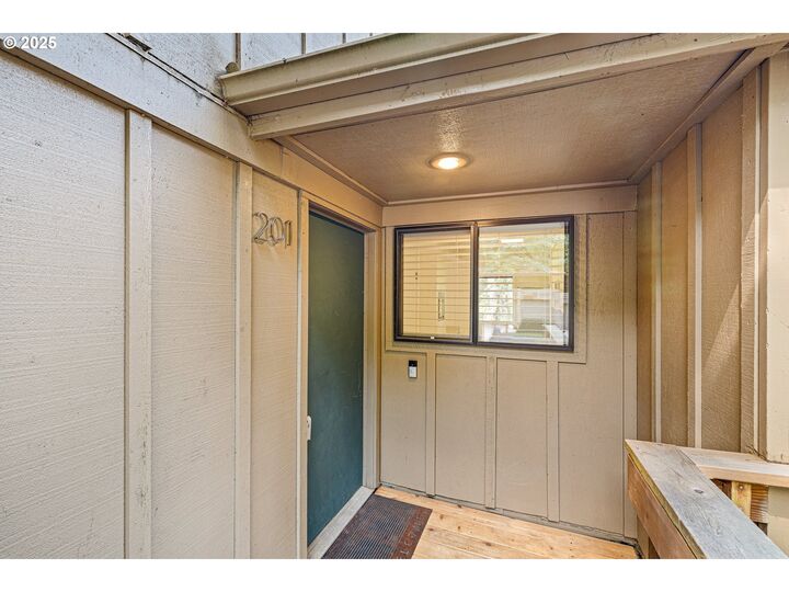 Property Photo: 201 Trailside Loop OR 97405