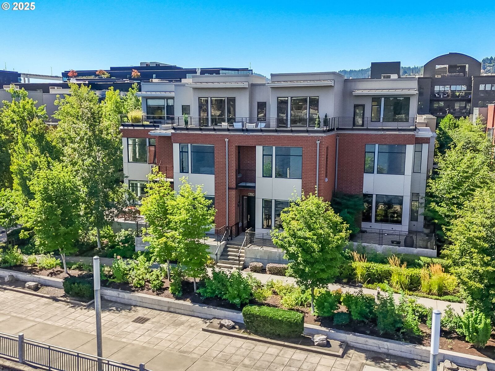 Property Photo:  1714 NW Riverscape St  OR 97209 
