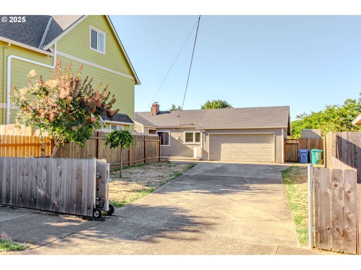 8027 SE Rhone St  Portland OR 97206 photo