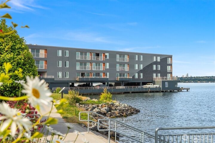 Property Photo:  733  Lake Street S 111  WA 98033 