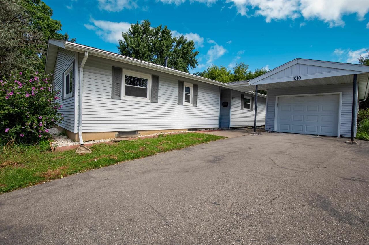Property Photo:  1010 Andrews Drive  WI 53590 