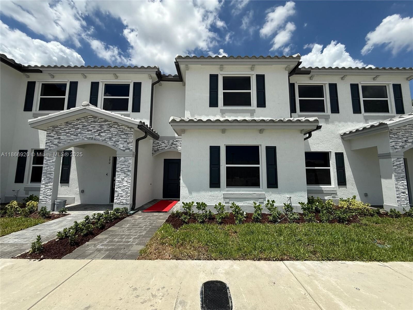 Property Photo: 184 SE 10th Ct 184 FL 33034