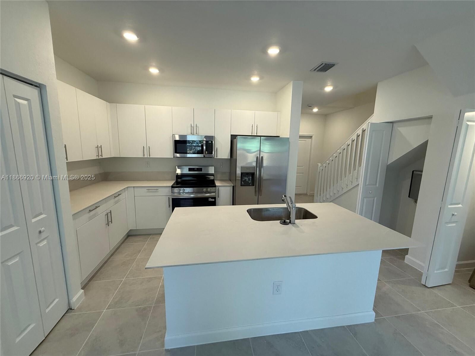 Property Photo: 184 SE 10th Ct 184 FL 33034