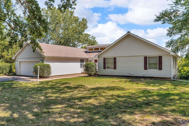 Property Photo: 516 Delaware Dr KS 66070