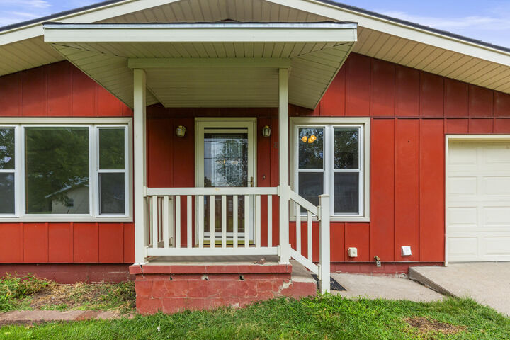 Property Photo: 822 Scenic Circle IA 51560