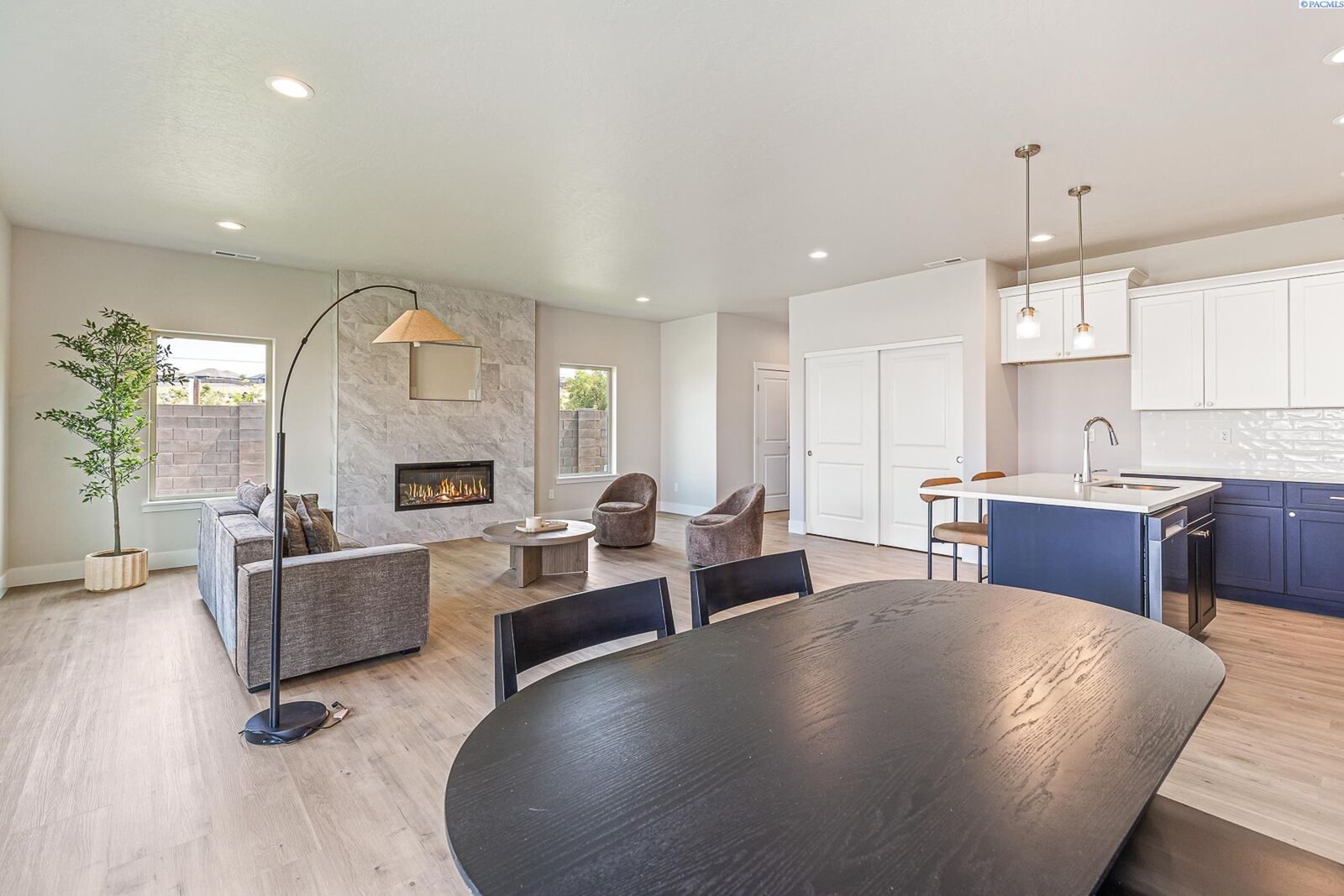 Property Photo:  7402 Grapevine Ct  WA 99353 