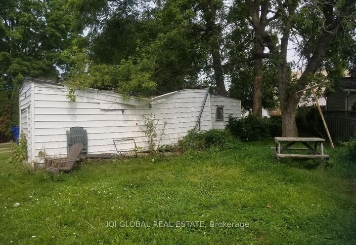 Property Photo:  5 Montgomery Crescent  ON N8A 1P3 