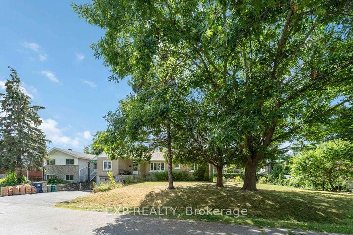 Property Photo: 878 Ivanhoe Avenue ON K2B 5S5