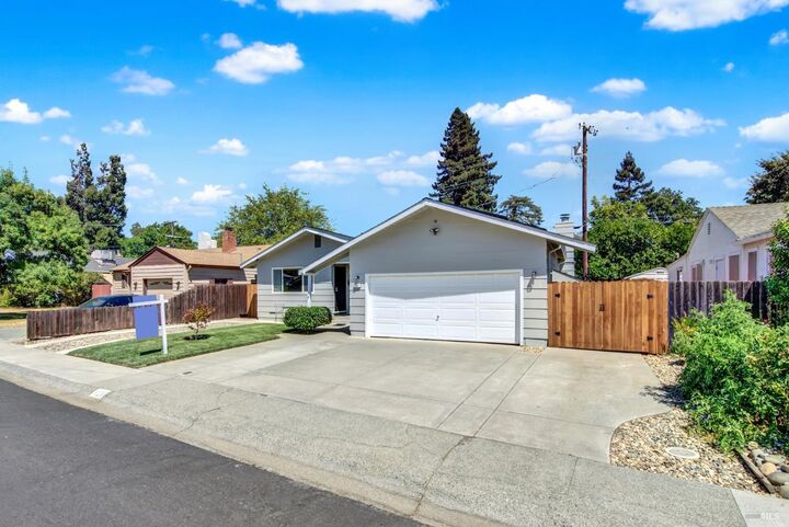 Property Photo: 721 Camellia Way CA 95688
