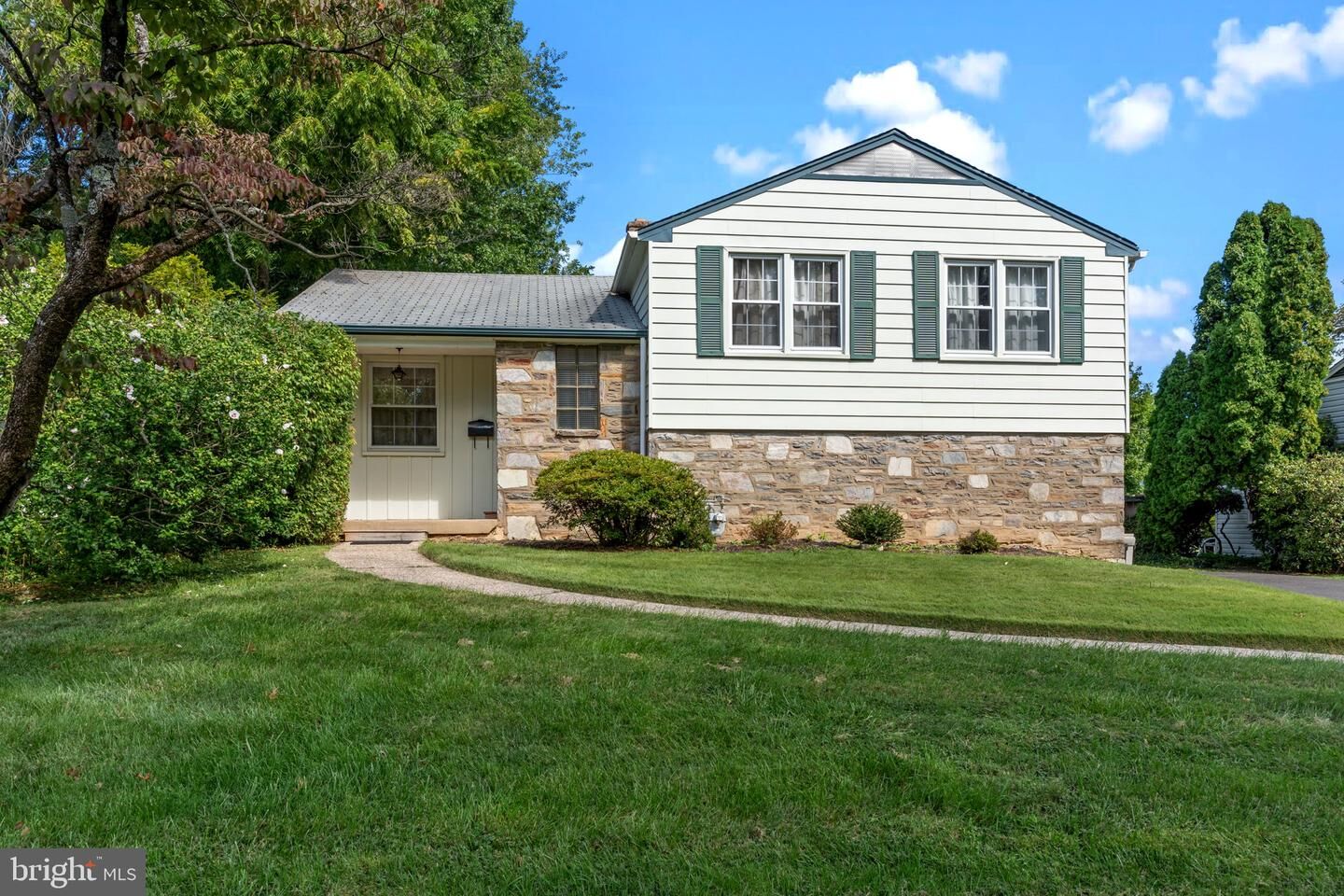 Property Photo: 326 Winding Way PA 19038