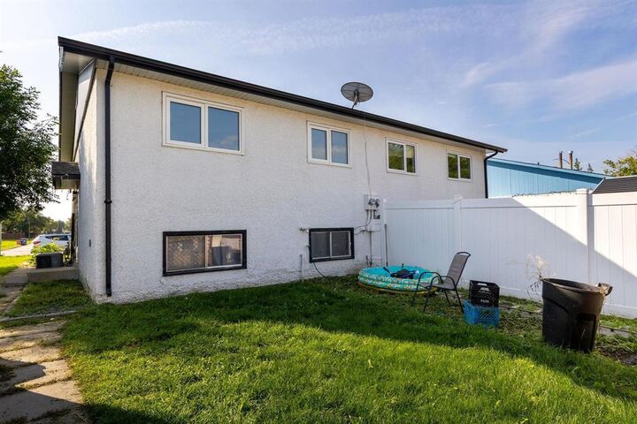 Property Photo: 289 Meadowood Drive MB R2M 4N9