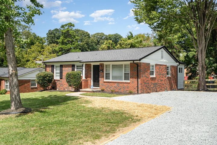 Property Photo: 3634 Carlyle Drive NC 28208