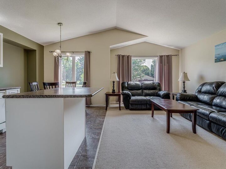 Property Photo:  99 Larche Avenue  MB R2C 3P1 