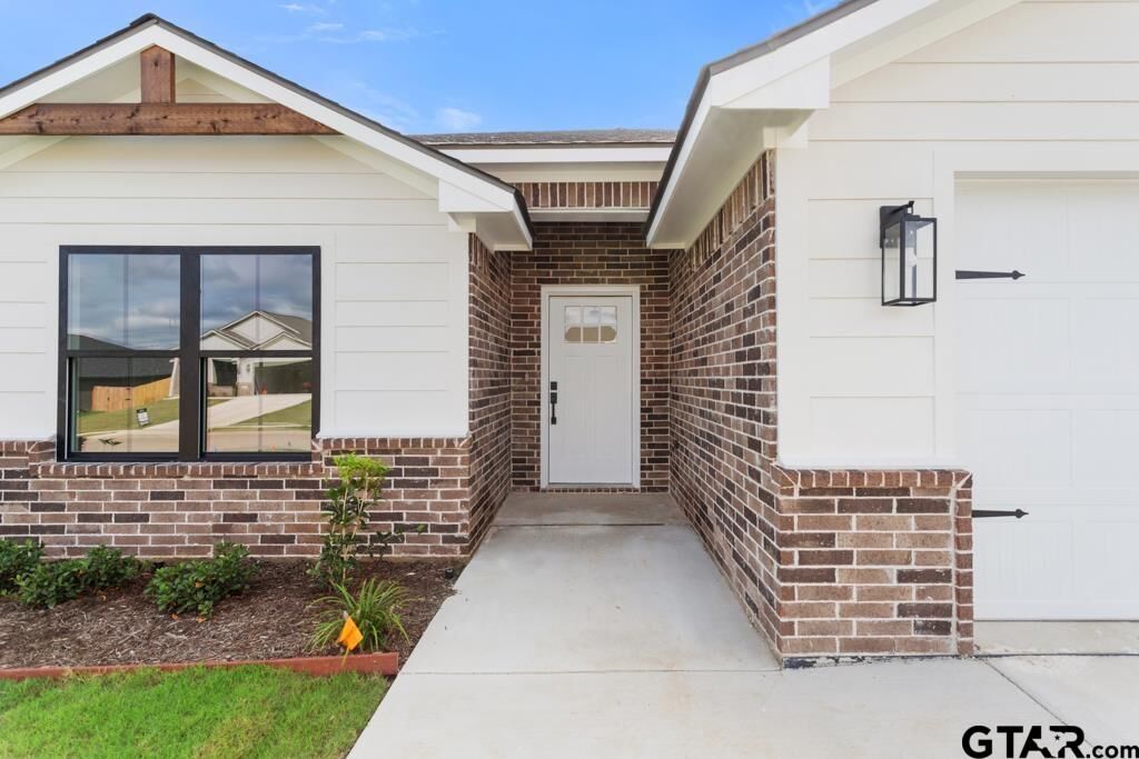 Property Photo:  16414 Crossing Cir.  TX 75771 