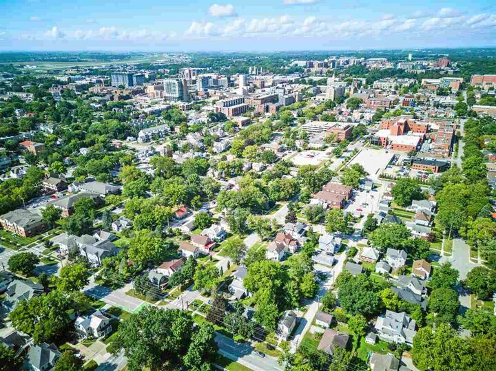 Property Photo: 828 E Market St IA 52245