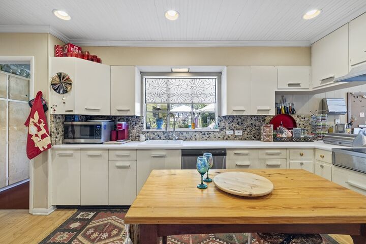 Property Photo: 825 Myrta St TX 78028