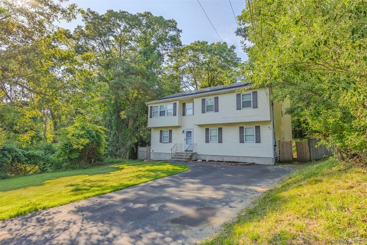 Property Photo:  11 Seymour Lane  NY 11763 
