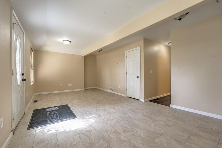 Property Photo:  822 NW 6th Ave  ND 58703-2227 
