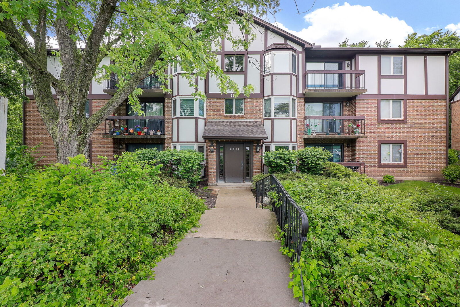 Property Photo: 6814 Joliet Road 9 IL 60525