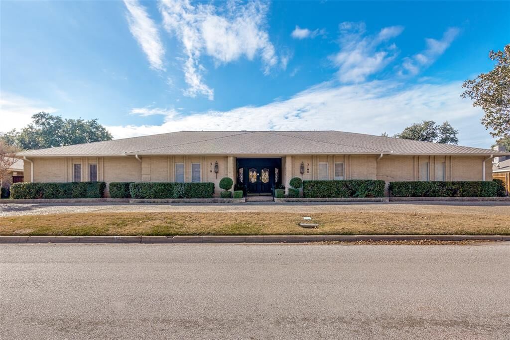 Property Photo: 3108 Overton Park Drive W TX 76109