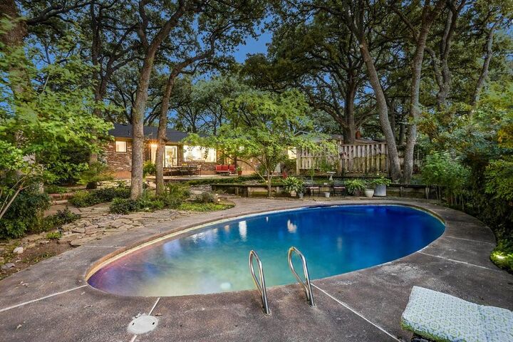 Property Photo: 1104 Sherwood Drive TX 76013
