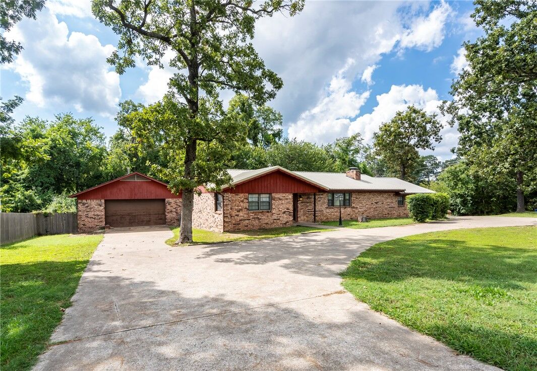 Property Photo:  3210 S Lincoln Street  AR 72761 