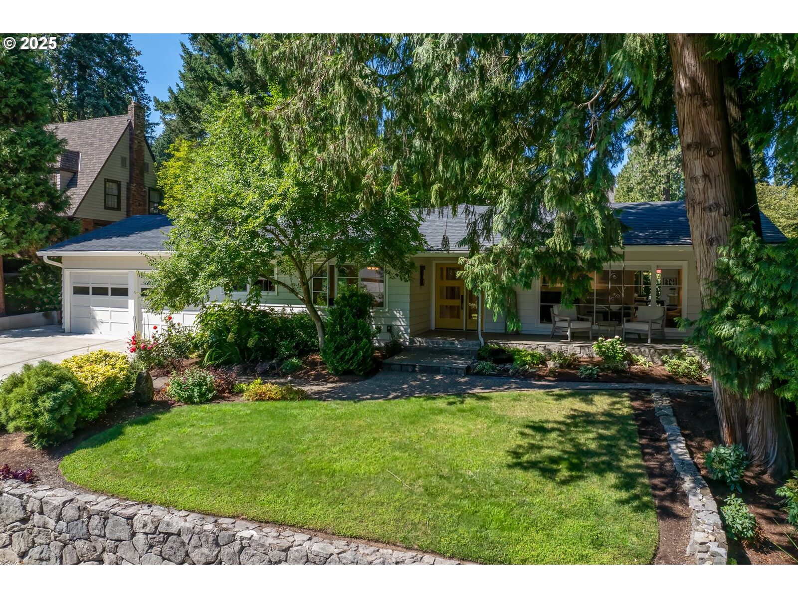 Property Photo: 411 Ridgeway Rd OR 97034