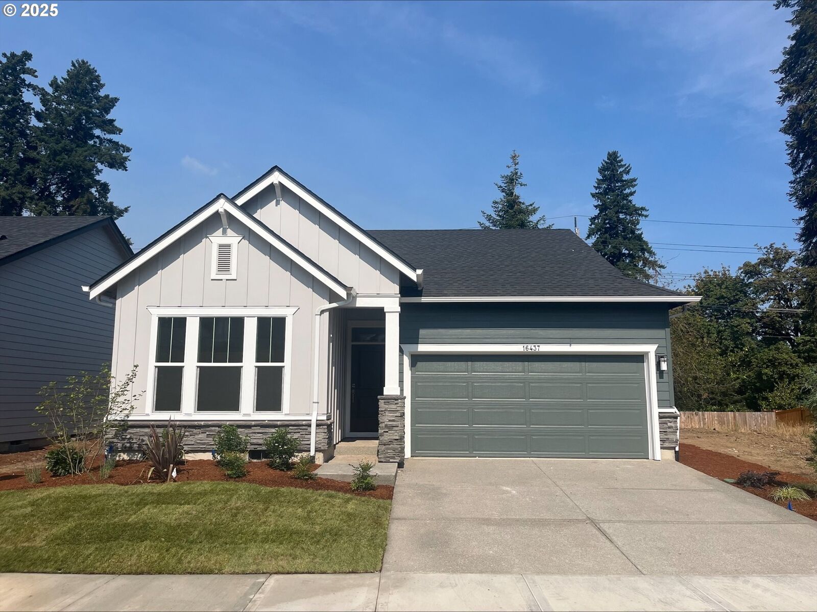 Property Photo:  16437 SW Cambridge Ln  OR 97224 