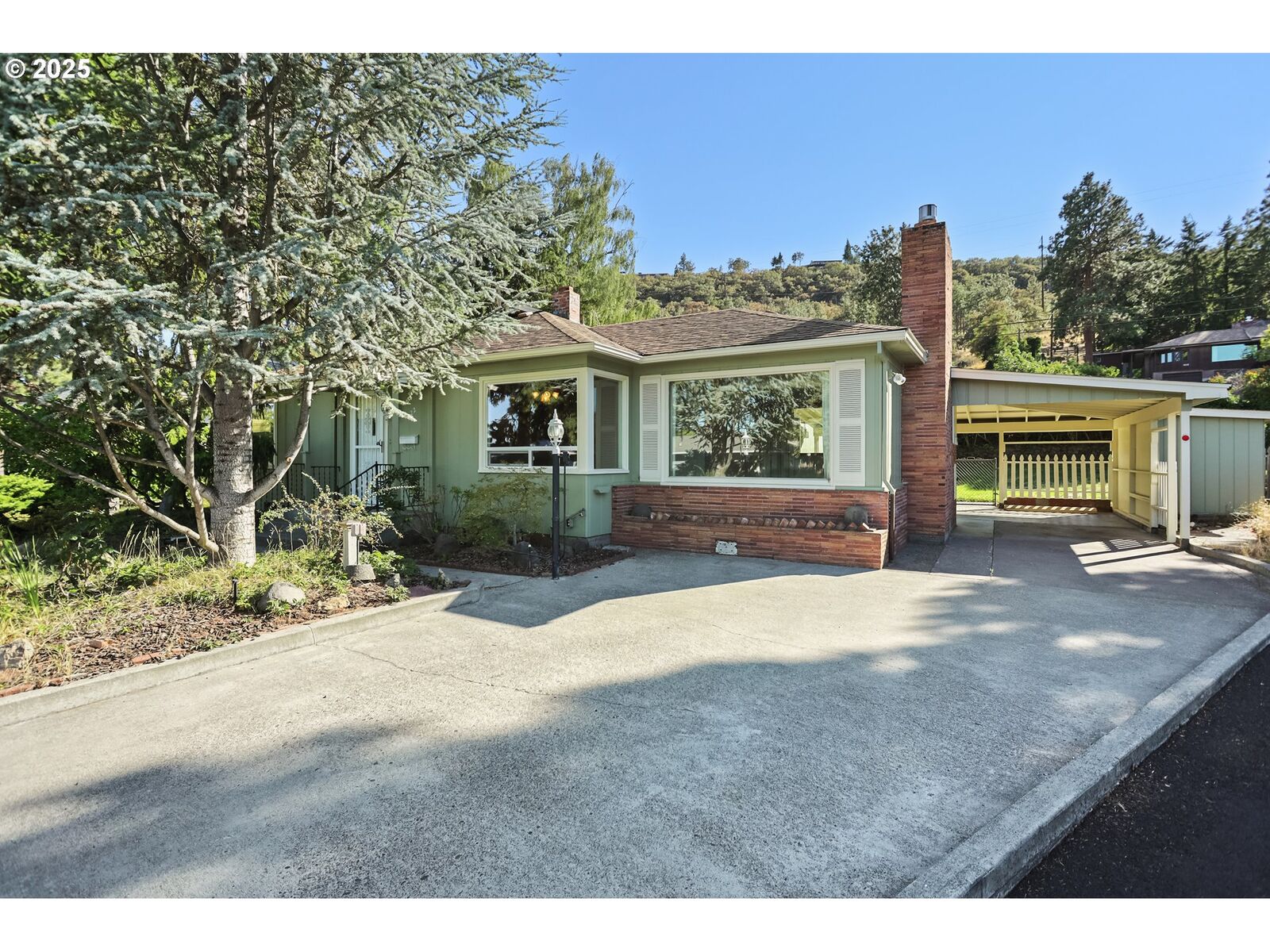 Property Photo: 1622 W 12th St OR 97058
