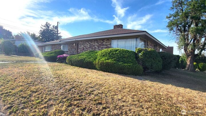 Property Photo: 814 NW 1st Avenue WA 98851