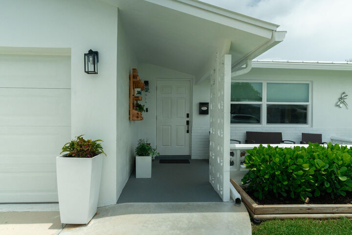 Property Photo: 1001 SW 6th Avenue FL 33426
