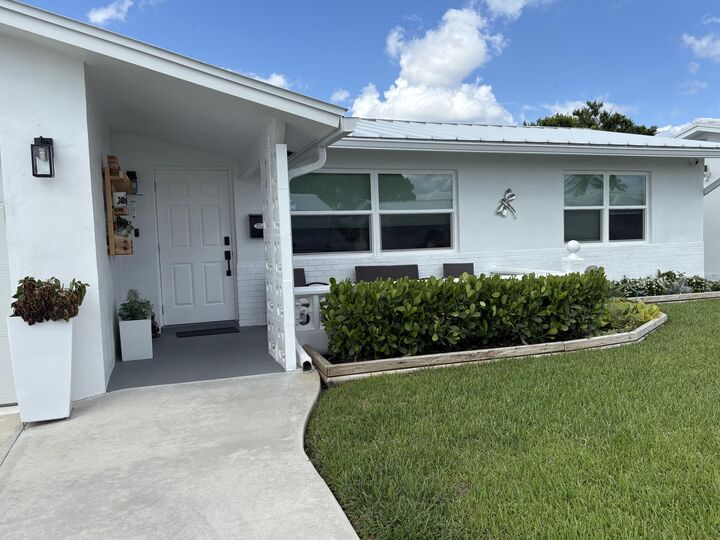 Property Photo:  1001 SW 6th Avenue  FL 33426 