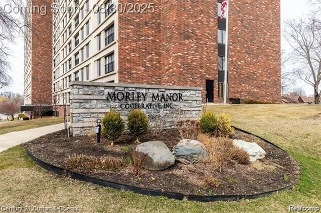 Property Photo:  21800 Morley Avenue 211  MI 48124 