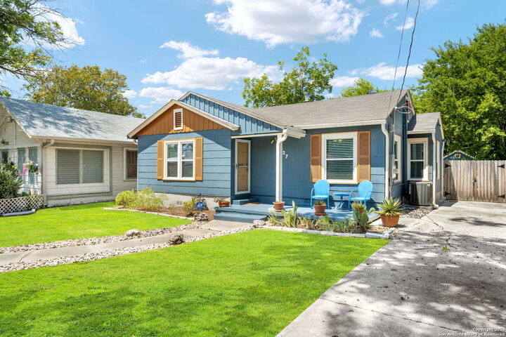 Property Photo: 827 W Lynwood Ave TX 78212